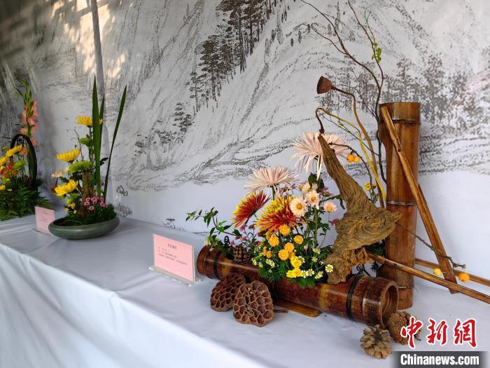 图为插花作品“花开盛世”。刘鹏 摄