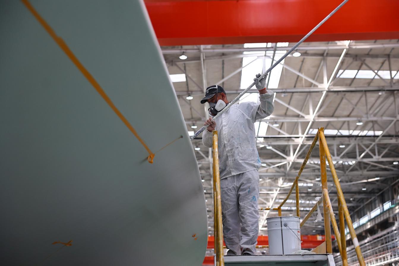 中车松原新能源装备产业基地工人正在喷漆。凤凰网吉林 王振东/摄