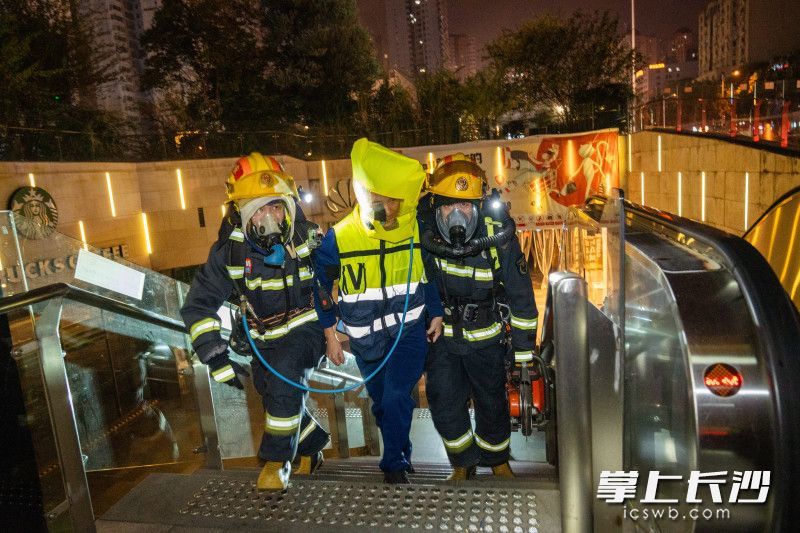 近日，湖南消防在长沙天心区举行地下建筑火灾扑救和应急救援跨区域实战演练。均为长沙晚报通讯员 熊泊宇 黎翔 供图