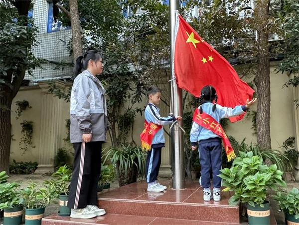 合肥市直属机关幼儿园：国开云电竞旗飘扬 伴我成长(图2)