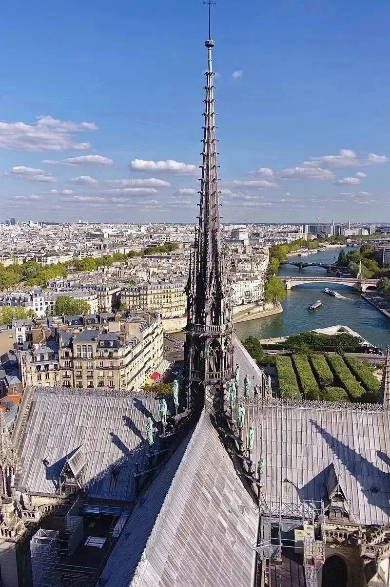 这座高达93米的塔尖是巴黎圣母院的重要标志，是火灾里损毁最严重的部分，也是修复难度最大的地方之一。