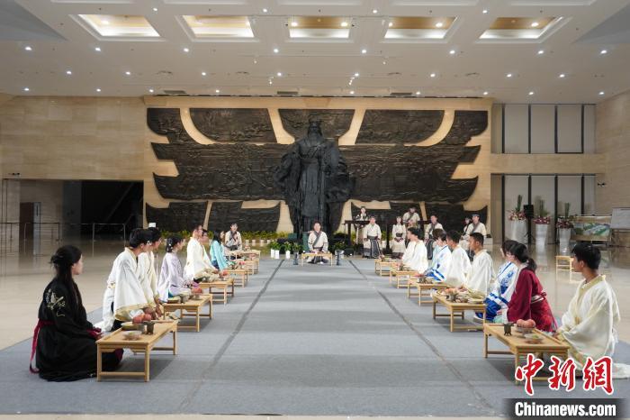 图为研学团队在郑州商都遗址博物院体验商周晚宴。(资料图)韩章云摄