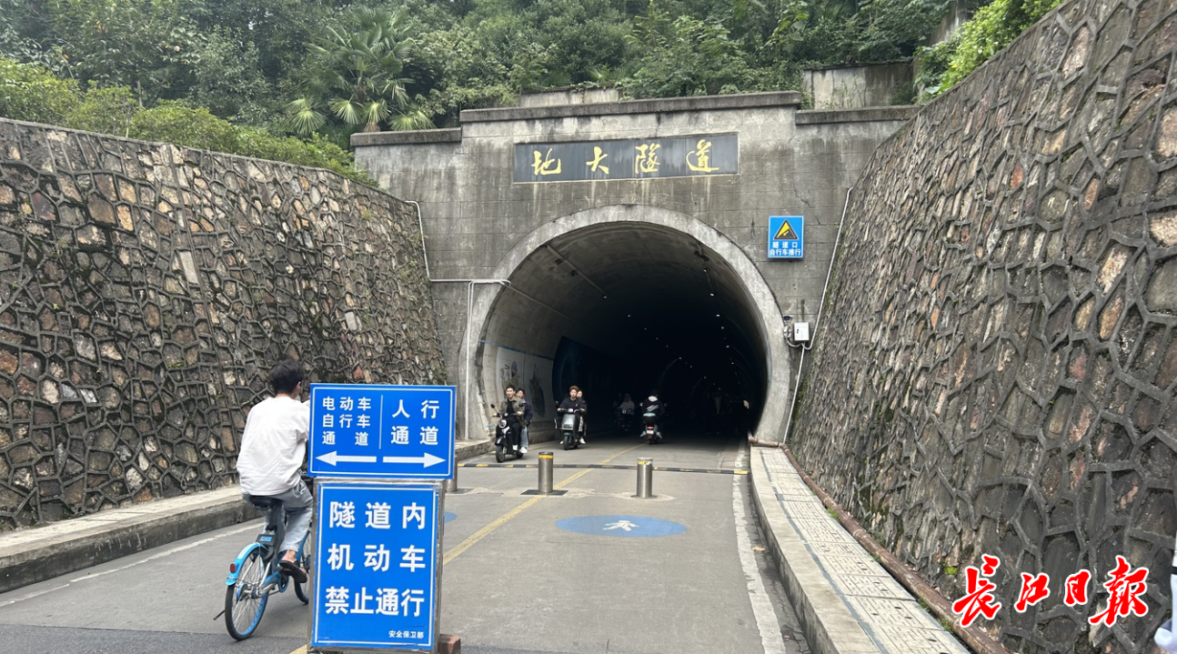 中国地质大学（武汉）隧道口摆放有提醒。记者樊友寒 摄