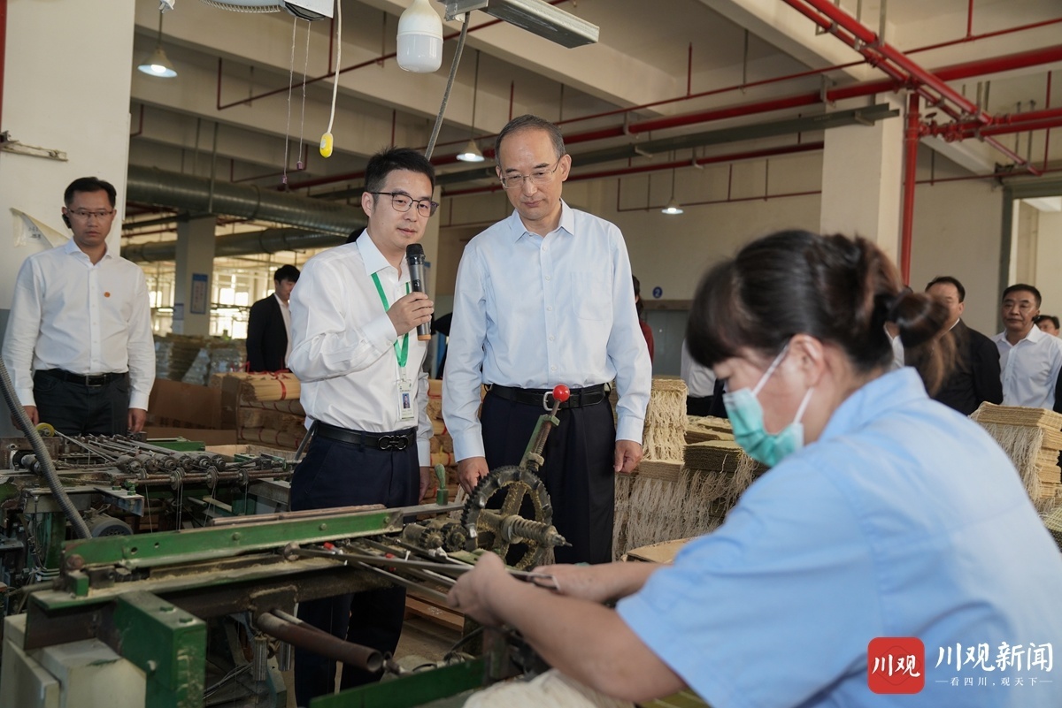 10月19日，四川省代表团前往湖州市安吉县浙江峰晖竹木制品公司，考察“以竹代塑”推动绿色创新发展情况。