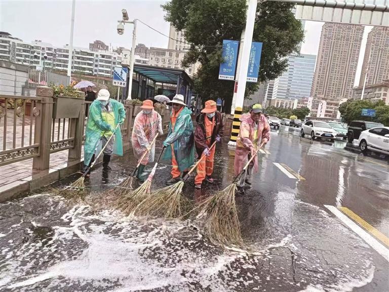 环卫工清理雨水　王潇旋　摄
