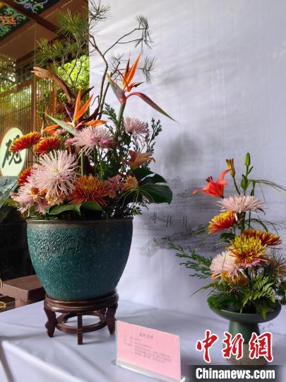 图为插花作品“龙凤呈祥”。刘鹏 摄