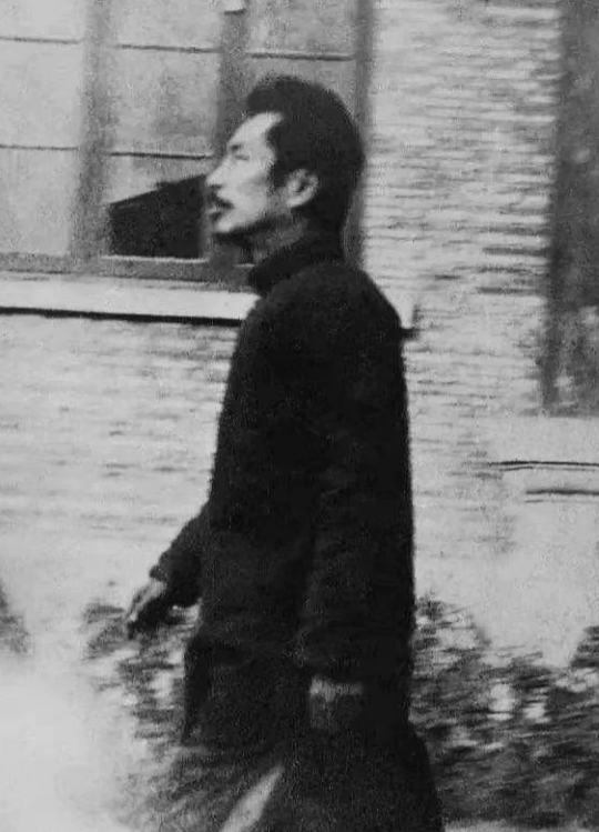 1927年，鲁迅赴上海光华大学演讲途中摄