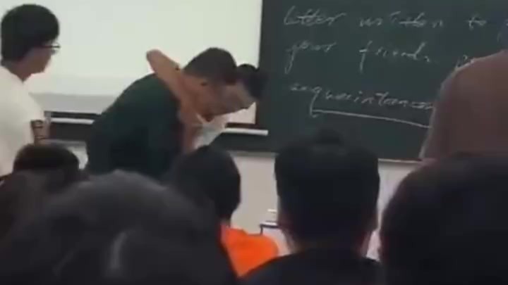 学生课堂上手机玩游戏，被老师发现没收之后连续对老师两次锁喉
