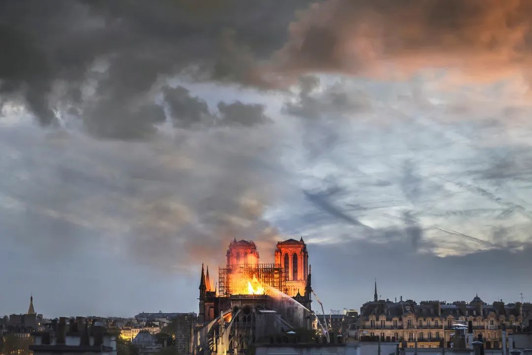 火灾中的巴黎圣母院
