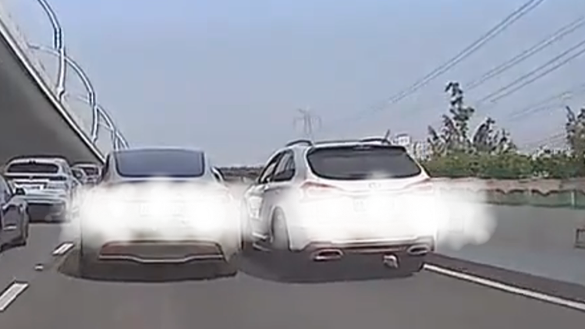 比亚迪车主强插特斯拉未果，故意加速撞击追尾，警方：依法刑事拘留