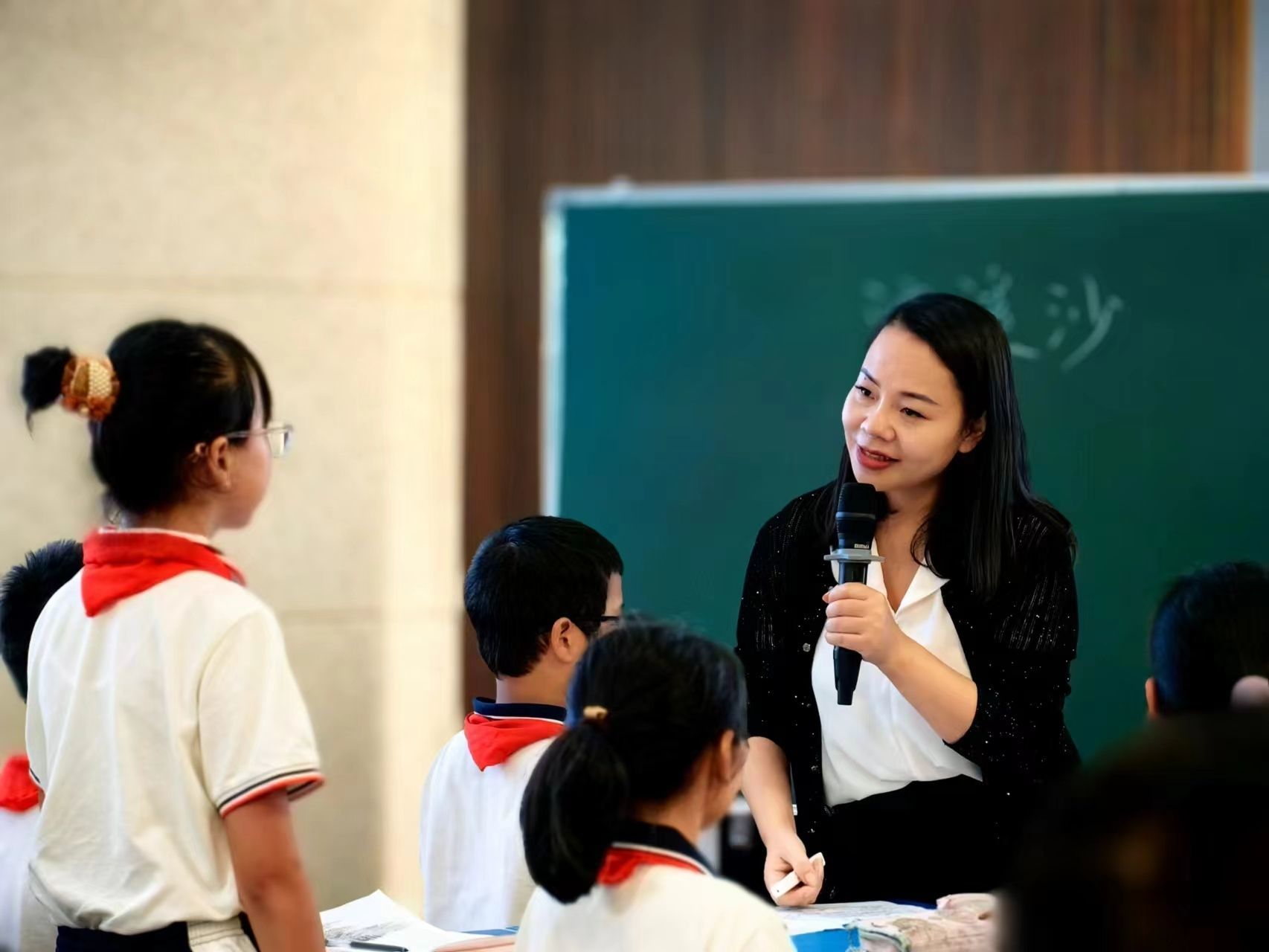 武汉最美教师余婧在课堂上.通讯员黄修杰 摄