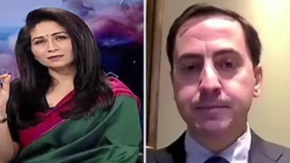 印度女主持穿红绿纱丽采访，被以色列嘉宾怀疑支持巴勒斯坦，主播：我穿什么不用你决定