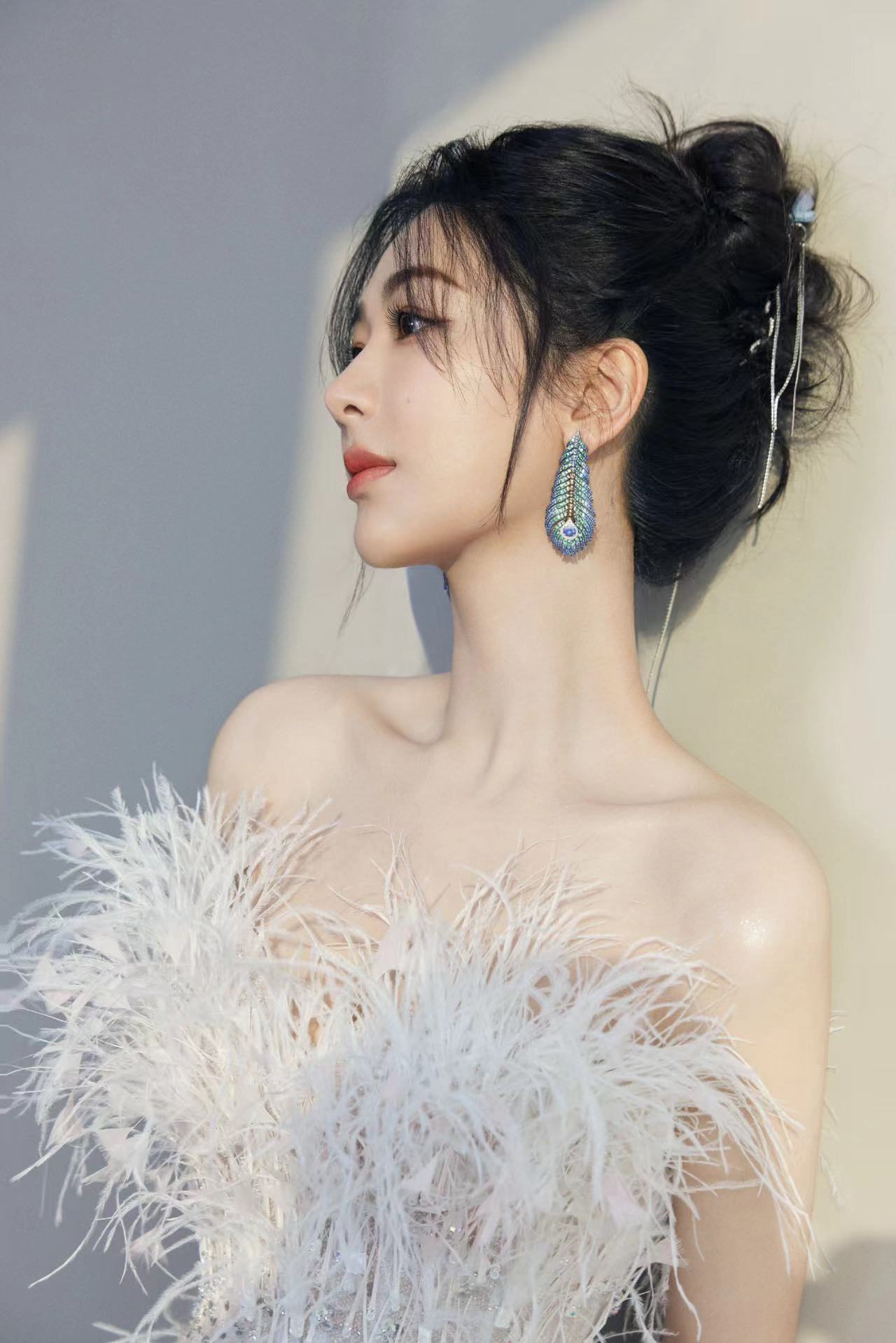 杨 紫 身 着 抹 胸 羽 毛 长 裙.宛 若 白 天 鹅. 5. 1. 