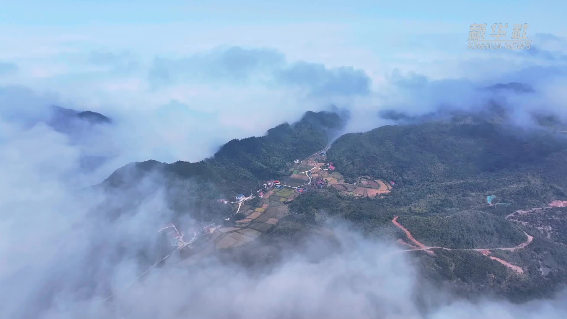 湖南怀化：山区现云雾景观 山村宛若仙境