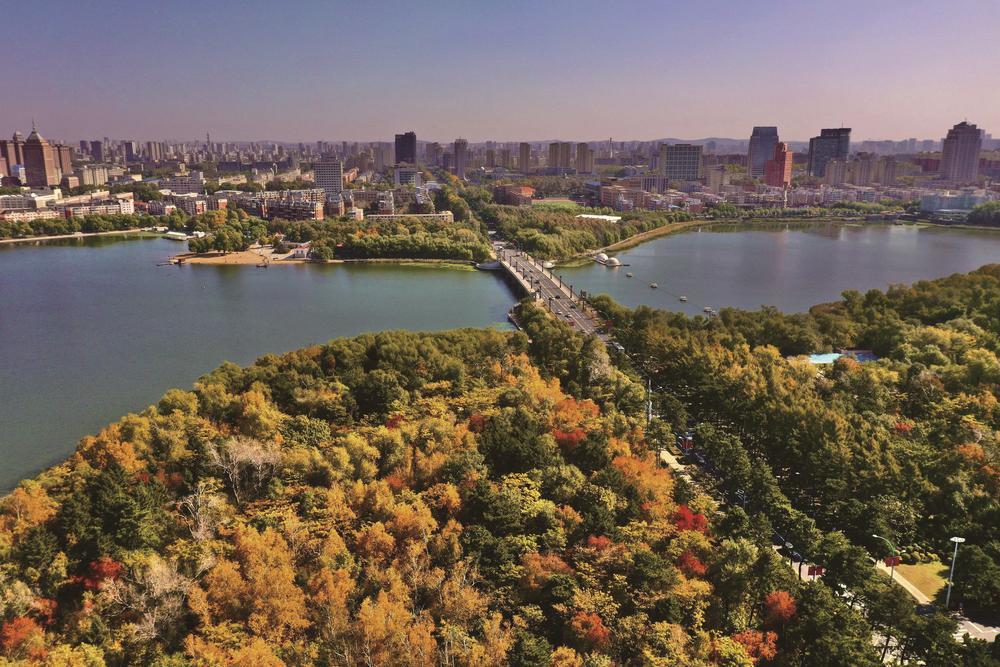 电视剧《人世间》曾在南湖公园拍摄滑冰的场景，南湖公园的秋色也很美。 吉林日报记者 韩玉红 摄