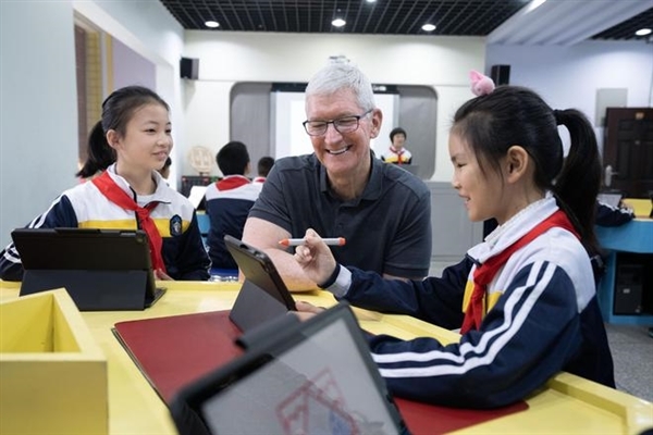苹果CEO库克现身四川：与小学生同桌体验iPad  称“非常自豪”
