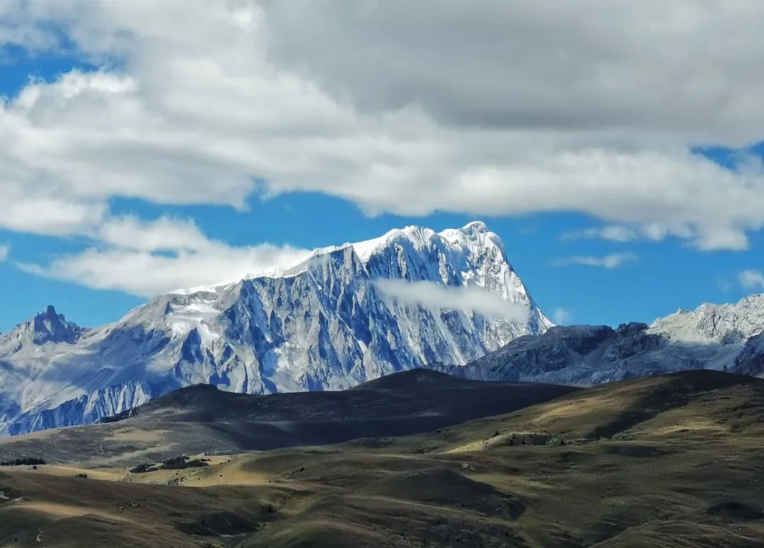 ▲格聂山没有明显的角峰,但景观组合奇妙
