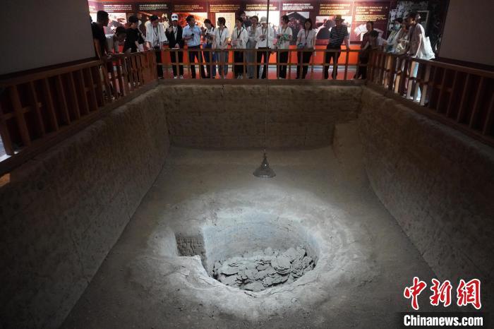 “跟着著名考古学家去‘寻商’”公益研学营走进世界文化遗产殷墟。(资料图)韩章云摄