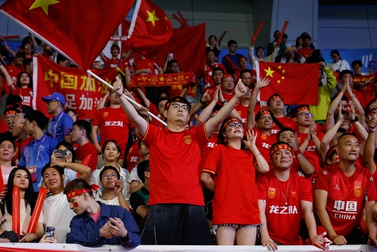 中国球迷在杭州亚运会上为中国女足呐喊助威。视觉中国供图