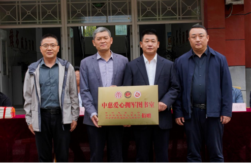 （山东广播电视台《共产党员》编辑部综合部主任刘爱国<左>、山东省家庭文化研究会常务副会长陆江<右>为受赠学校颁发“中慈爱心拥军图书室”牌匾）