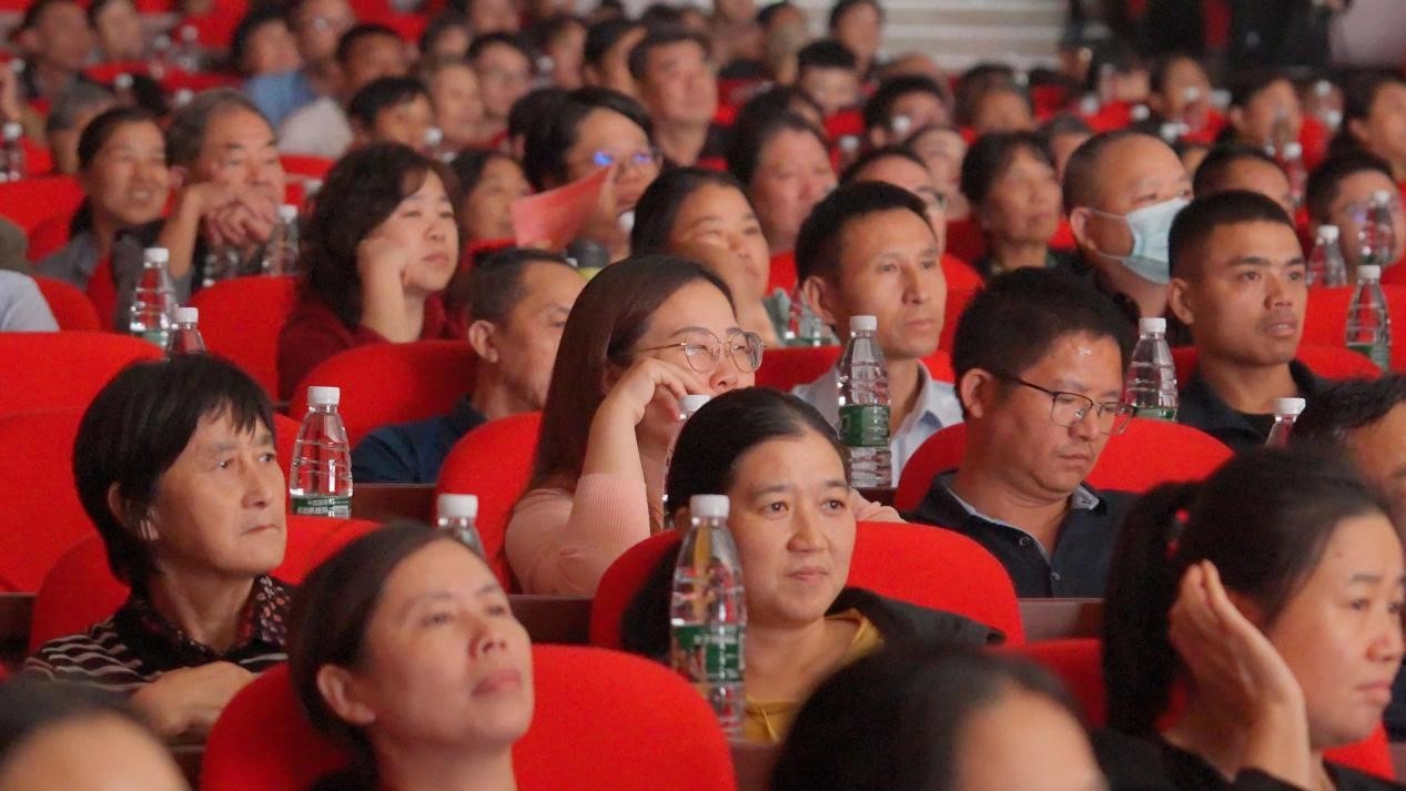 九江市首部乡村振兴现实题材黄梅戏《只为乡愁》在彭泽县首演