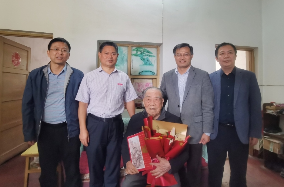 江西农业大学校领导走访慰问百岁老人周曼文教授