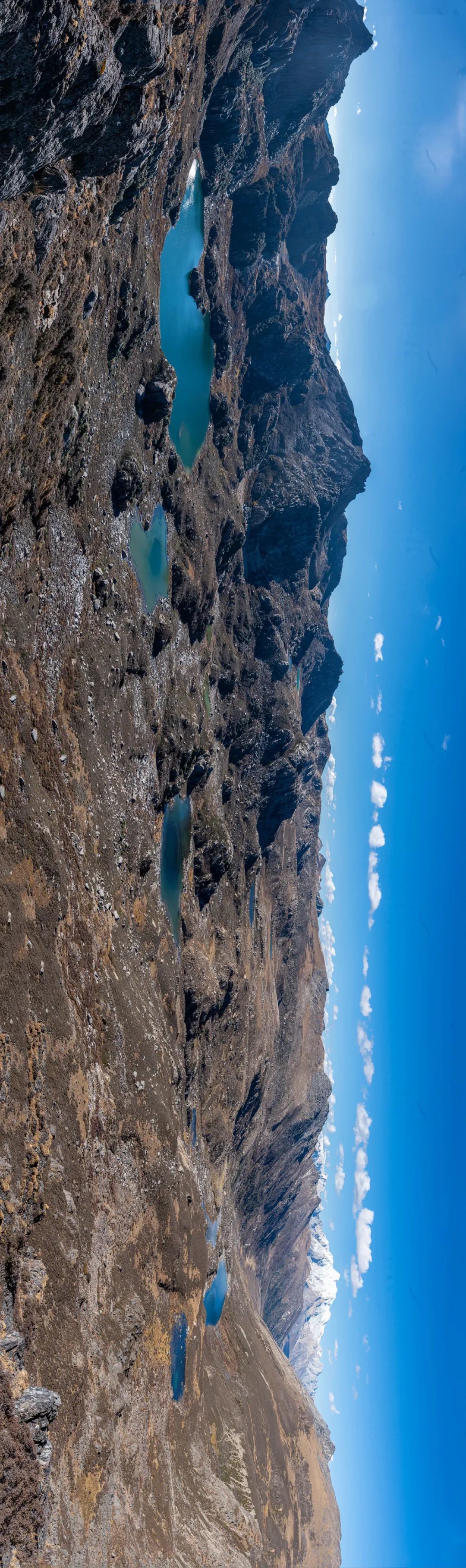 ▲格聂山以南冰蚀湖群