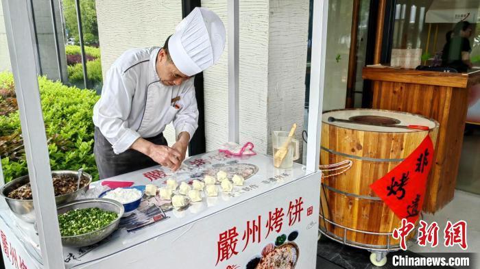 共富产业园内的严州烤饼制作。建德统战 供图