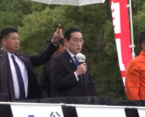 岸田文雄14日在德岛进行街头演说，日媒报道视频截图