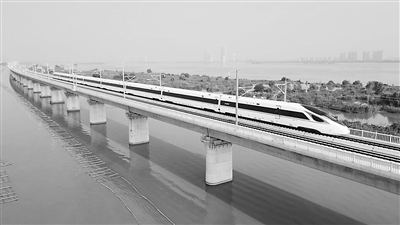试验列车通过沪宁沿江高铁常州特大桥滆湖段。陈苏青摄
