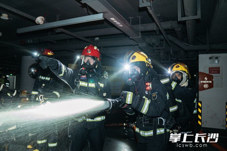 演练设置了先期处置、指挥决策、设施应用、疏散救人、灭火攻防、排烟散热、排水排涝、战勤保障等多个演练科目。