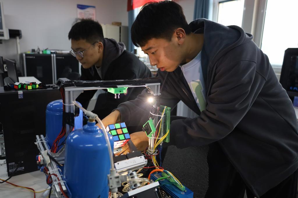 10月17日，在甘肃省兰州新区科教园区，兰州信息科技学院的学生进行操作课程。新华社记者　马希平　摄