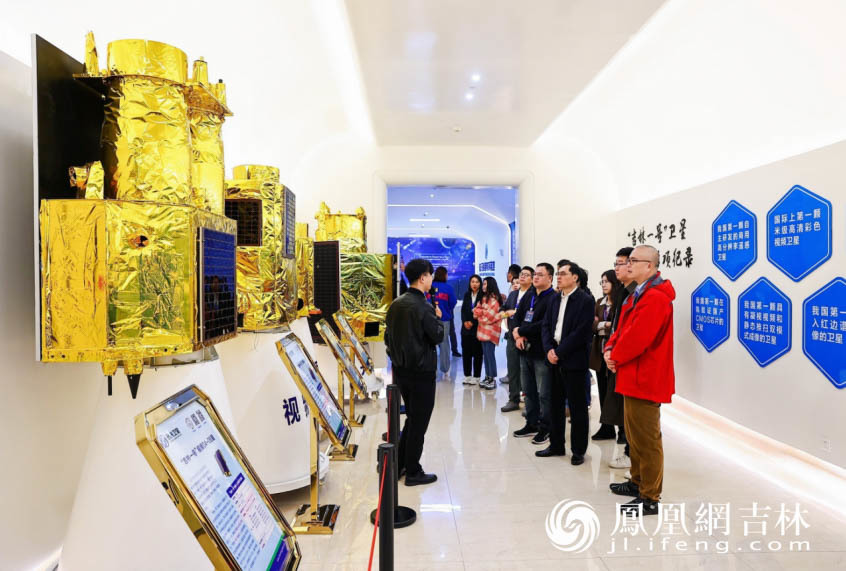 “吉林一号”历代卫星展示模型。凤凰网吉林 王振东/摄