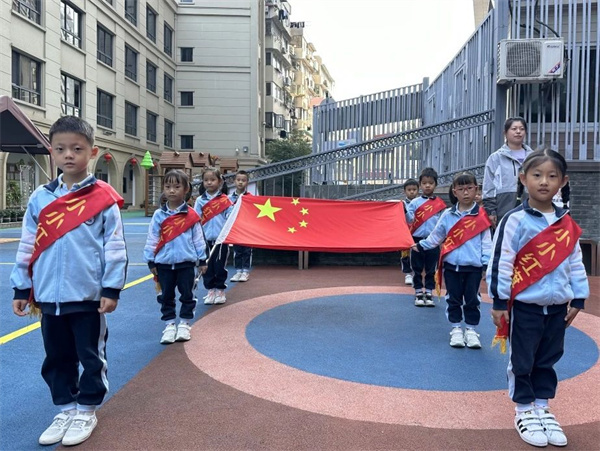 合肥市直属机关幼儿园：国开云电竞旗飘扬 伴我成长