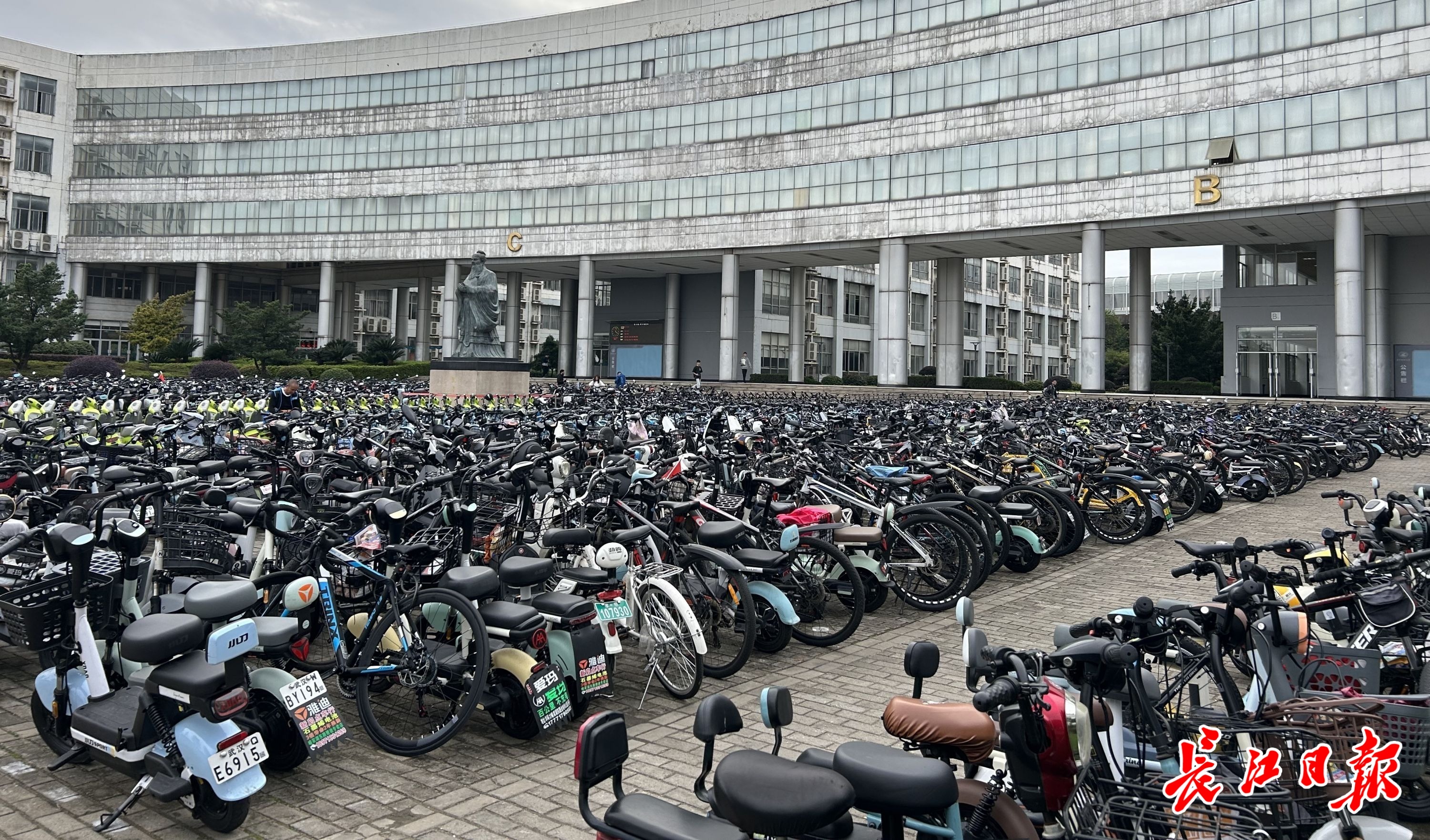 华中科技大学东九教学楼下停放的自动自行车和自行车。记者樊友寒 摄