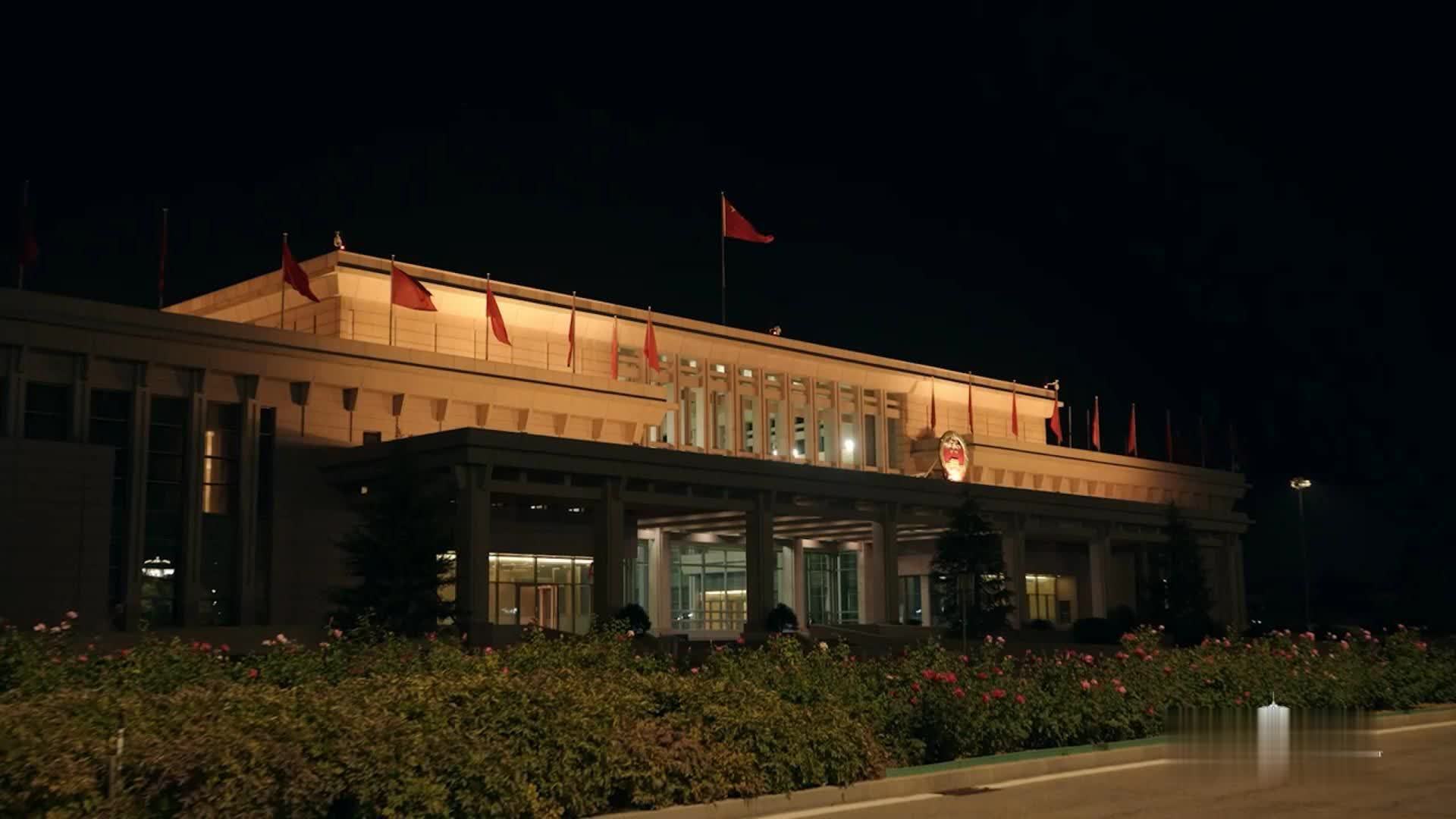 专业！外媒是这样拍摄乌兹别克斯坦总统飞抵北京的