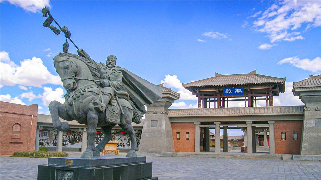 敦煌阳关的张骞雕像