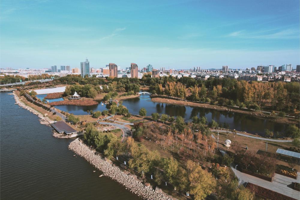 伊通河沿岸主题鲜明的公园秋色喜人。 吉林日报记者 于悦 摄