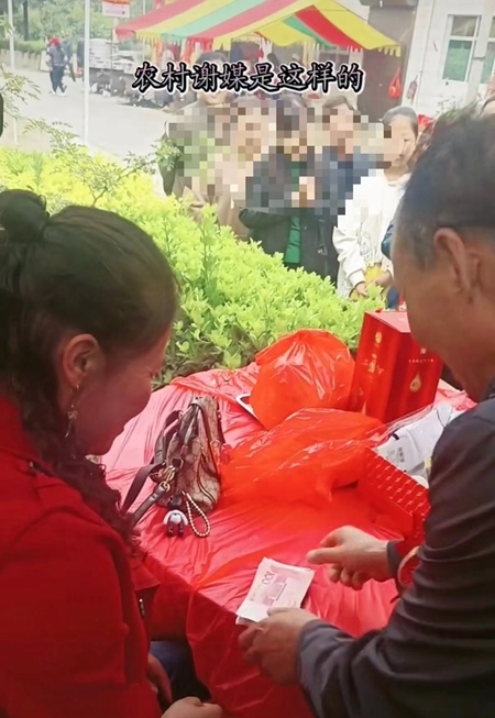 5月，陕西省凤翔县一家长在孩子完婚当天，向媒人送去5000元现金作为“谢媒礼”。图片来自网络