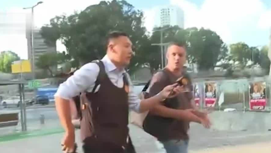 凤凰记者以色列街头采访期间突遇防空警报响起