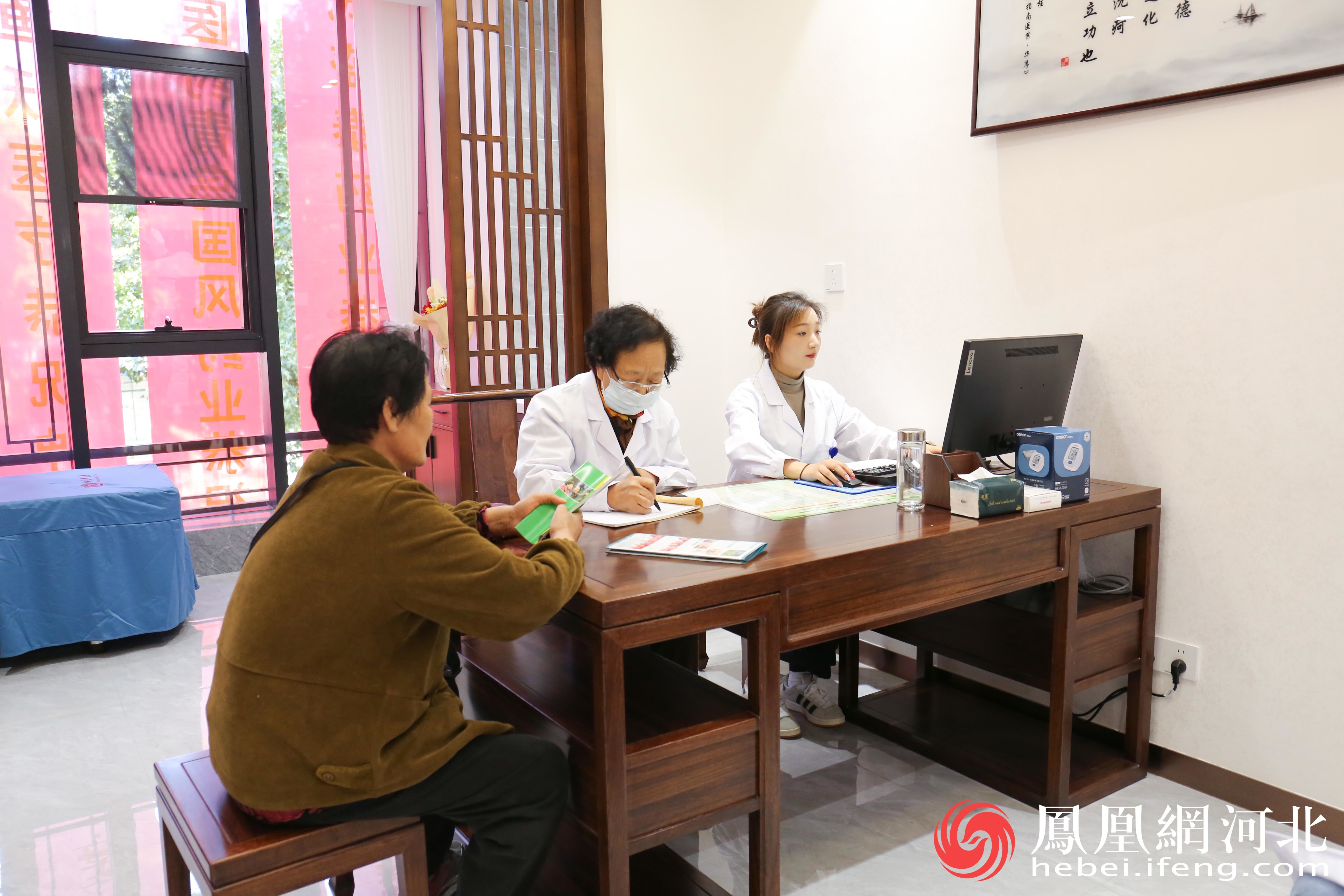 10月15日-17日活动期间，多位名医大家在神威中医堂栾城馆开展义诊