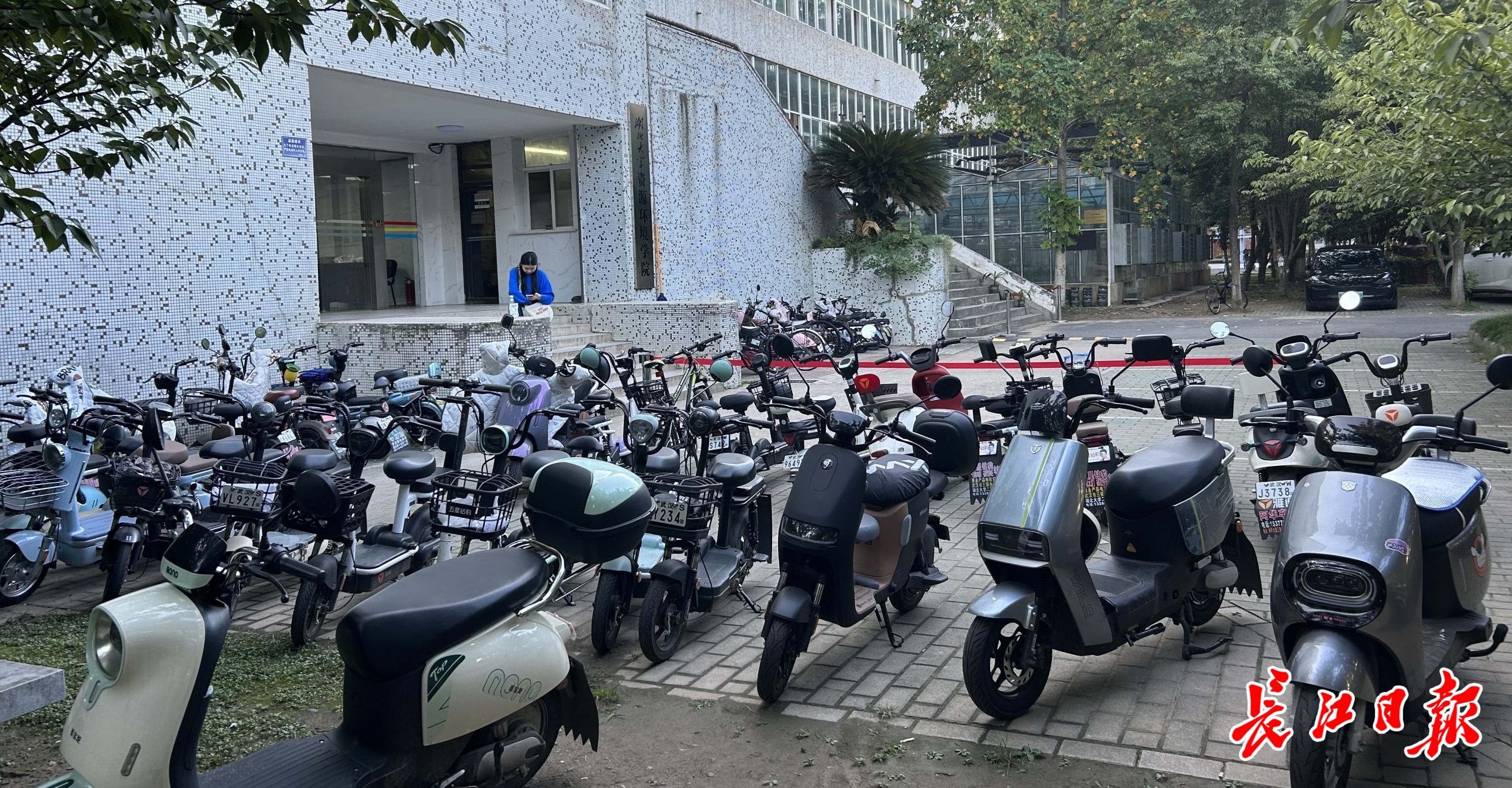 湖北大学教学楼下停放的电动自行车。记者樊友寒 摄