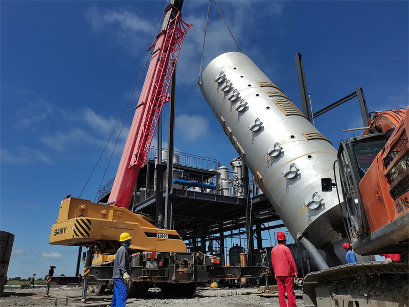 2023年，晨光生物赞比亚农业发展有限公司的提取生产线建设施工现场，工人正在吊装蒸脱机。图片由晨光生物提供