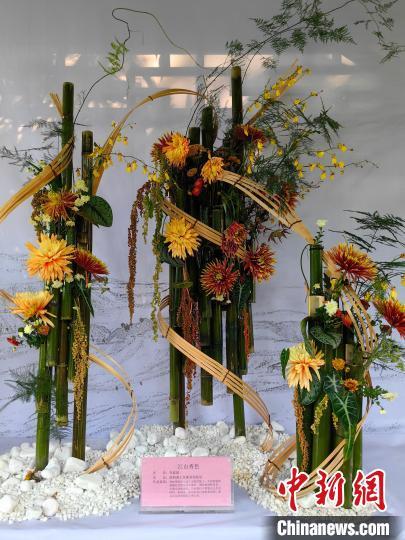 图为插花作品“江山秀色”。刘鹏 摄