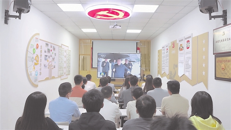 赣江新区党员干部集体收看习近平总书记在江西考察的新闻报道。 通讯员 许常林摄
