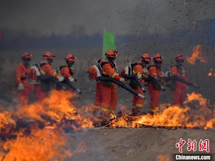 消防员灭火照片真人照图片