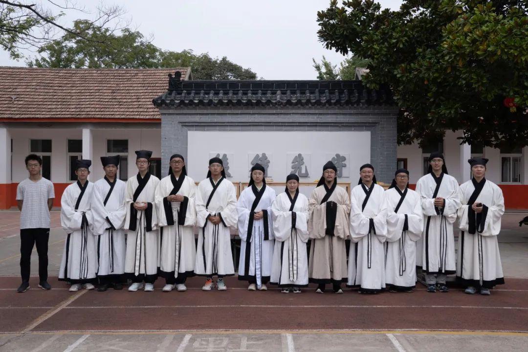 春耕园书院坐落于圣城曲阜,孔林之畔,前身是深圳明道国学院,有二十余