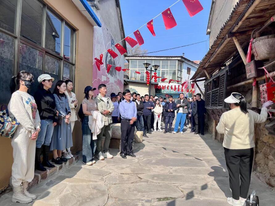 “人民至上”蹚出“蝶变路” —中共济南市委党校(济南行政学院)组织在职研究生班学员开展党性教育活动