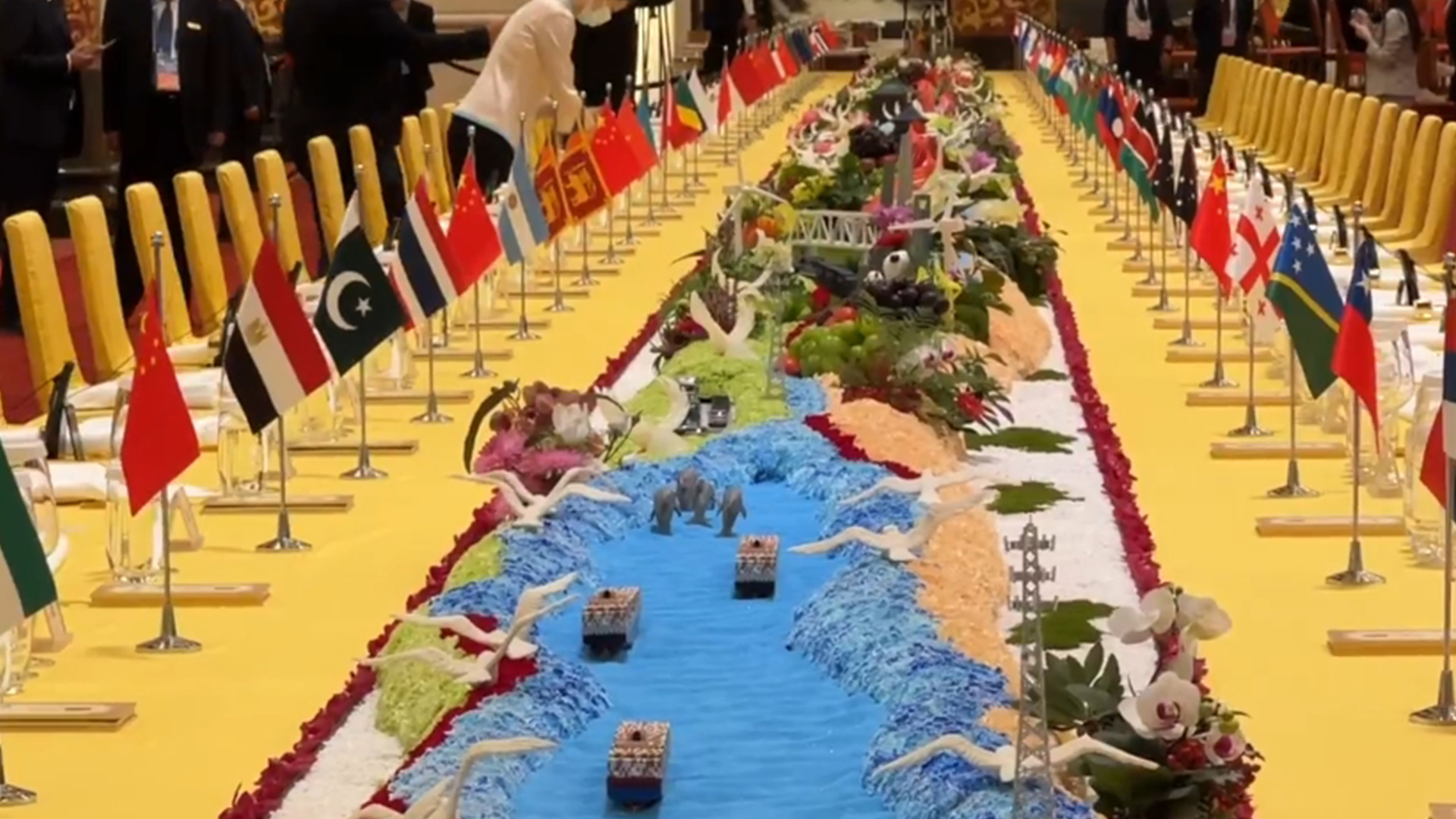 细节拉满！“一带一路”国际合作高峰论坛欢迎晚宴，40多米长餐桌中间呈现“一带一路”繁荣景象