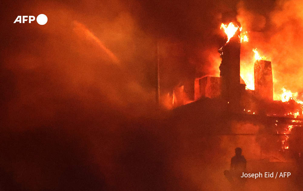 在黎巴嫩安全部队与支持加沙人民的示威者发生冲突期间，美国大使馆门后燃起大火/法新社